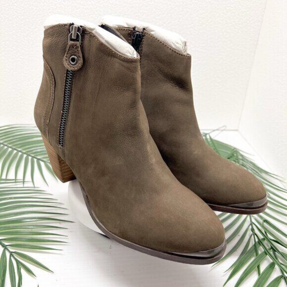 Diba Women's Taupe Sequoia Suede Leather Block Heel Ankle Booties Size 8.5 NWOB - Picture 1 of 11